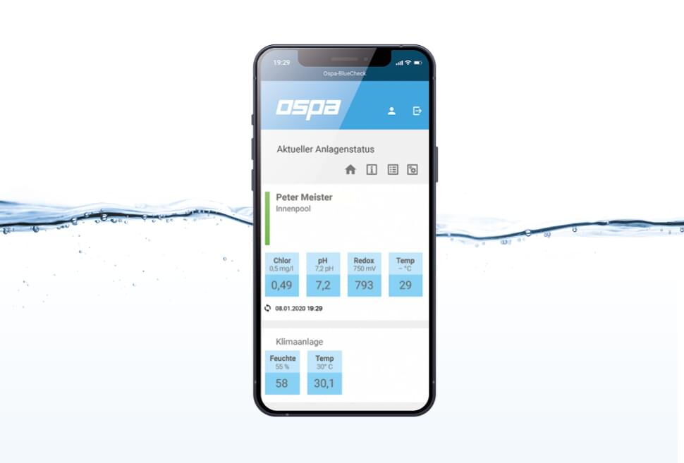 Ein Smartphone zeigt den aktuellen Anlagestatus für einen Innenpool mit Wassertemperatur und Chemiewerten.