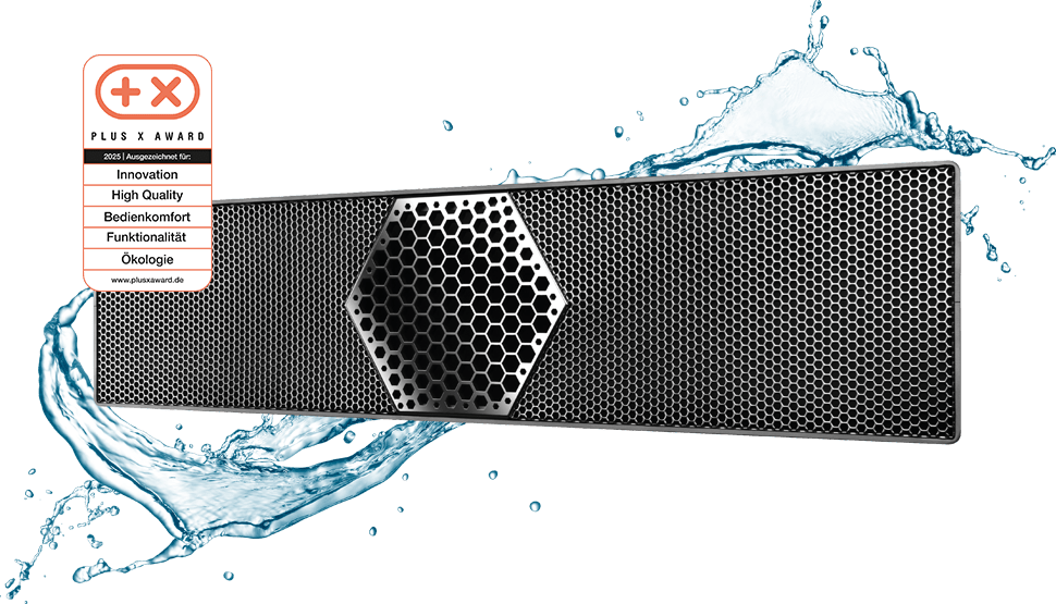 Ein stilvolles, wasserresistentes Gerät mit einem Plus X Award für Innovation und hohe Qualität vor einem wässrigen Hintergrund.