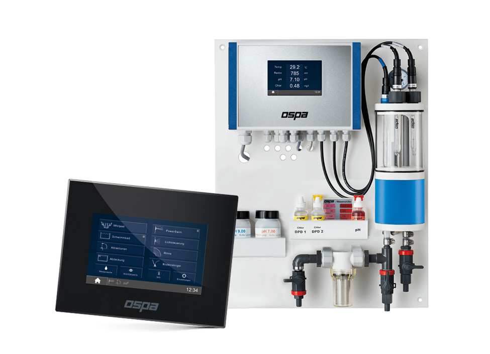 Ein OSPA-Mess- und Regeltechnik-Panel mit digitalem Display und Chemikalienflaschen zur Wasseranalyse ist abgebildet.
