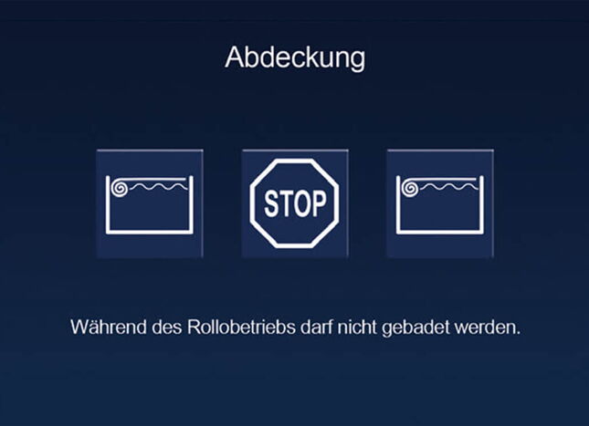 Ein Bedienfeld zur Schwimmabdeckung zeigt Warnsymbole und weist darauf hin, dass während des Rollbetriebs nicht gebadet werden darf.