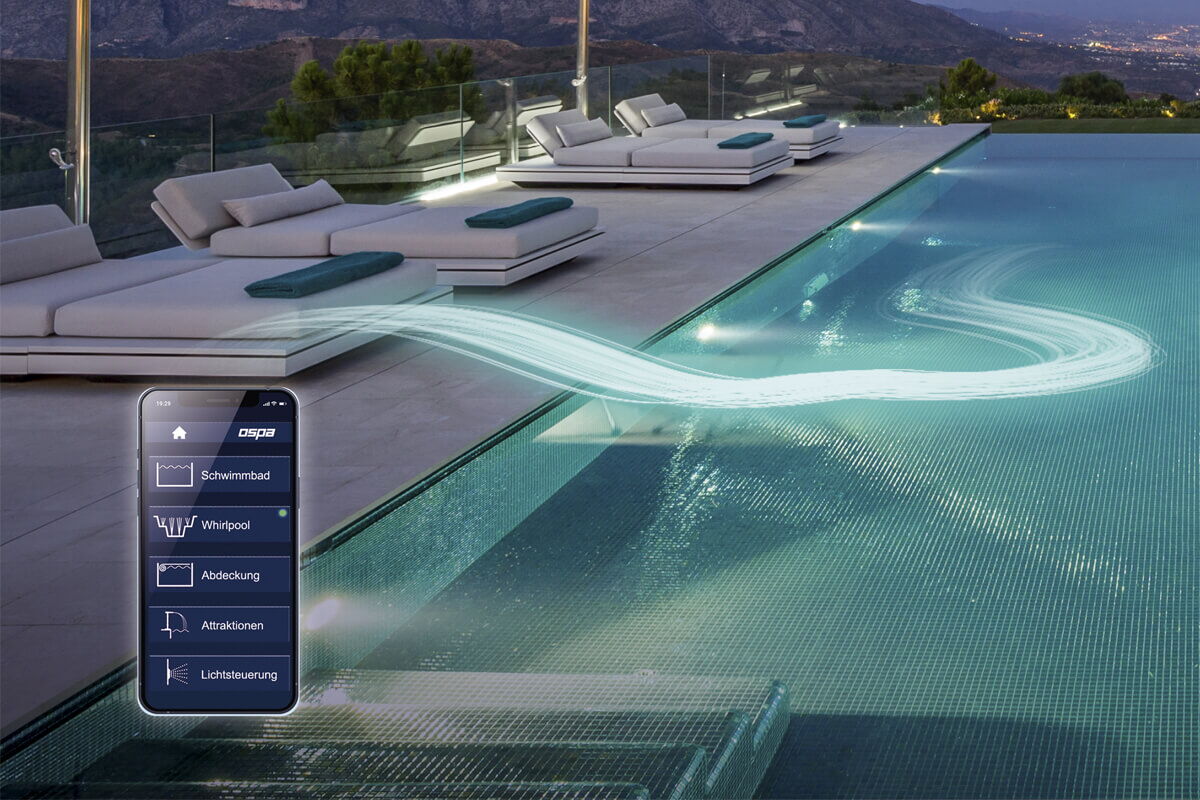 Ein Smartphone steuert das Schwimmbad mit Blick auf eine elegante Terrasse und entspannende Liegen.