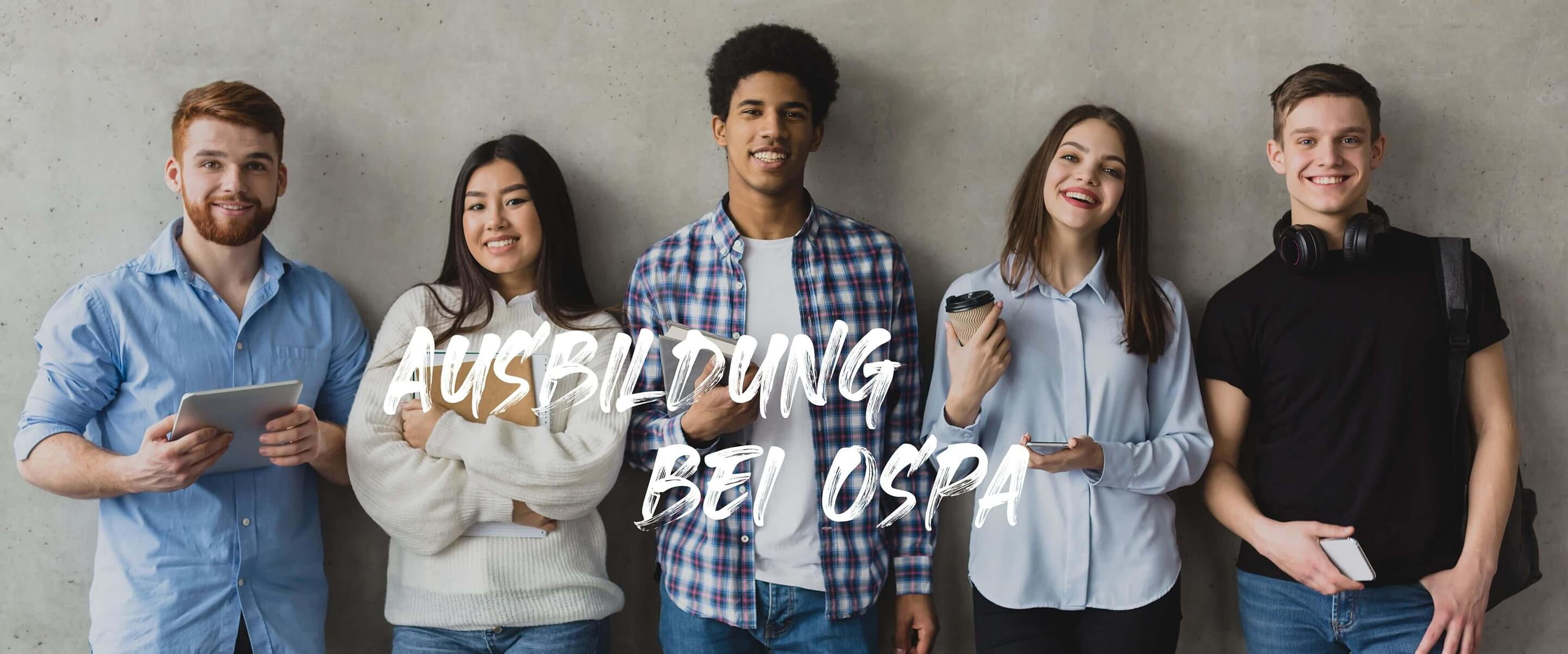 Fünf junge Menschen stehen lächelnd vor einer grauen Wand und repräsentieren die Ausbildung bei OSPA.