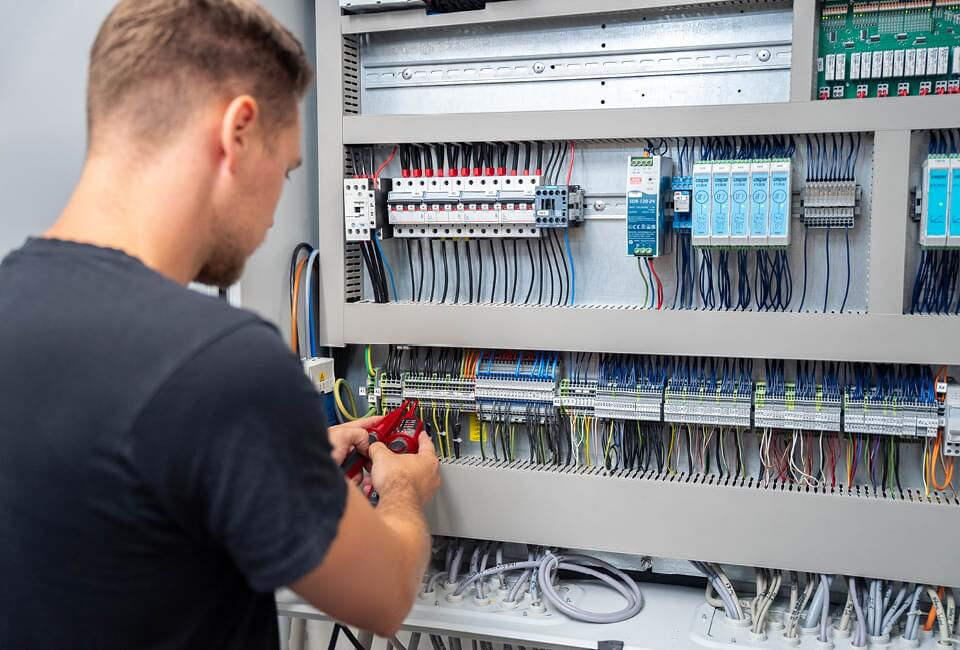 Kundendiensttechniker bei der Arbeit