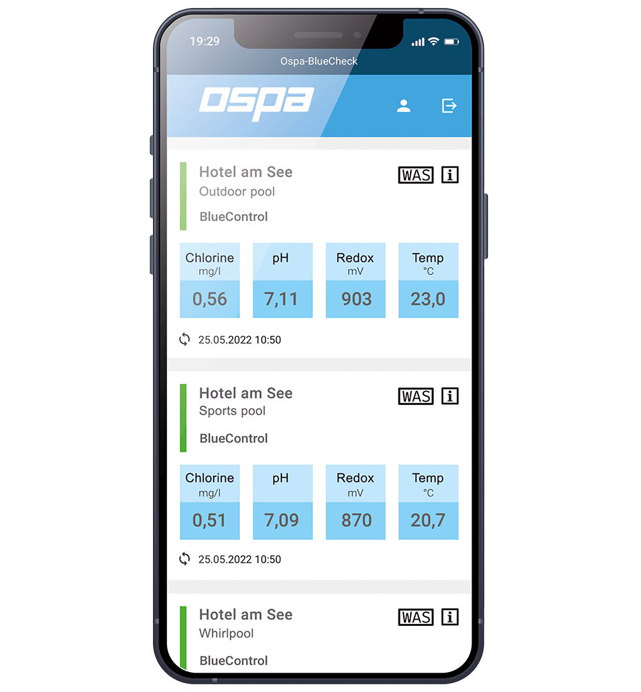Ein Smartphone zeigt die Wasserwerte für verschiedene Pools im Hotel am See, überwacht von Ospa BlueControl.