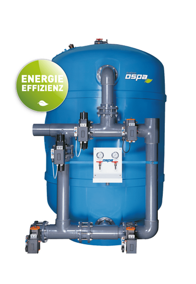 Ein blauer Mehrfachschichtfilter mit Rohrleitungen und Druckmessgeräten zeigt moderne Energieeffizienz in der Wasseraufbereitung.