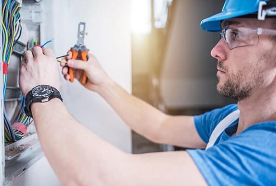 Kundendiensttechniker bei der Arbeit